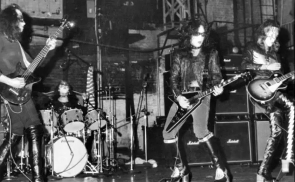 KISS rehearsing at the Fillmore East in New York 1973 - Tight Shot : Photo Session | CFF Radio